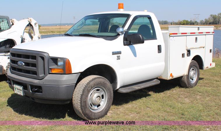 image for item H6756 2005 Ford F250 Super Duty XL service truck