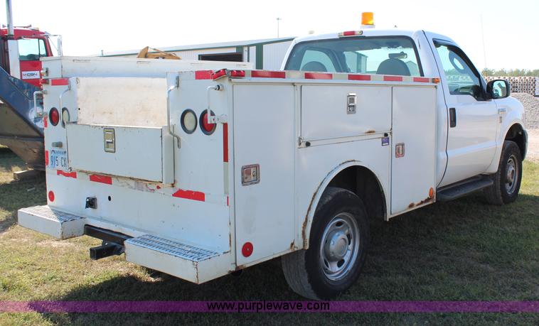 image for item H6756 2005 Ford F250 Super Duty XL service truck