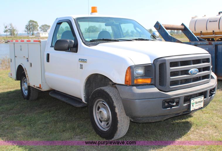 image for item H6756 2005 Ford F250 Super Duty XL service truck