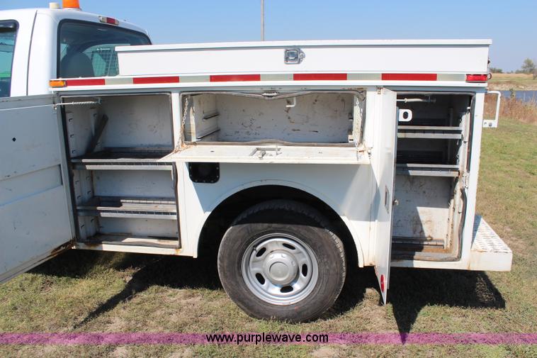 image for item H6756 2005 Ford F250 Super Duty XL service truck
