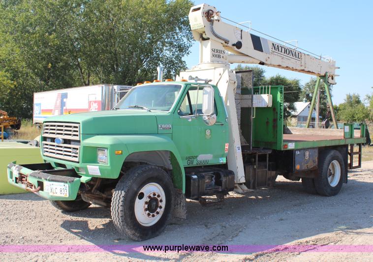 image for item H6762 1993 Ford F800 crane truck