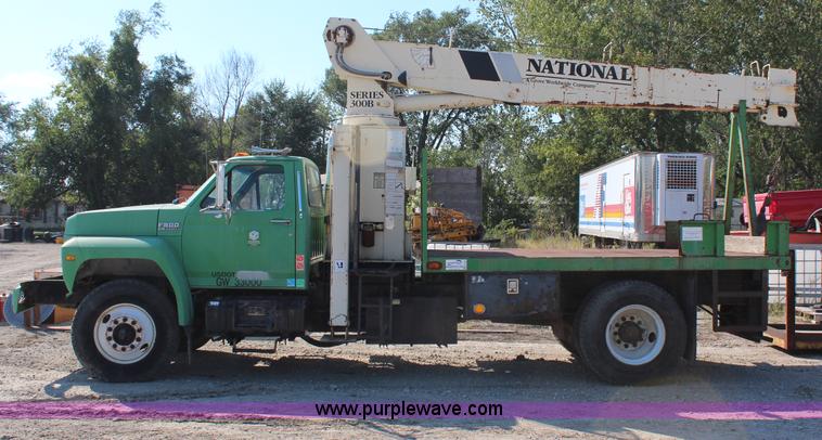 image for item H6762 1993 Ford F800 crane truck