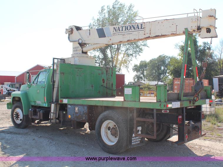 image for item H6762 1993 Ford F800 crane truck