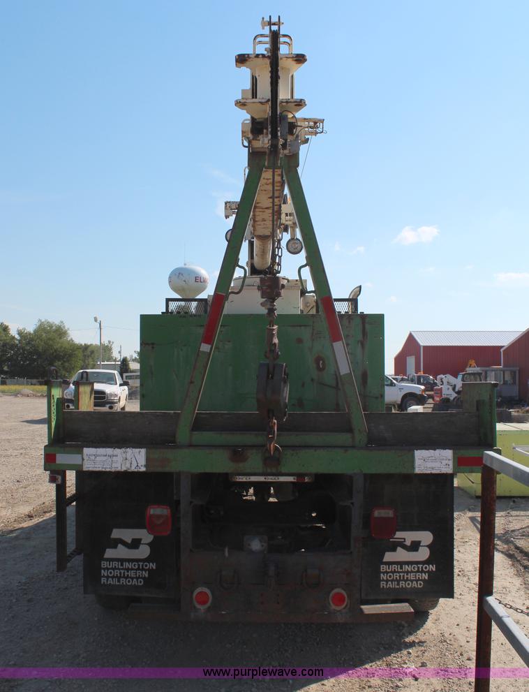 image for item H6762 1993 Ford F800 crane truck