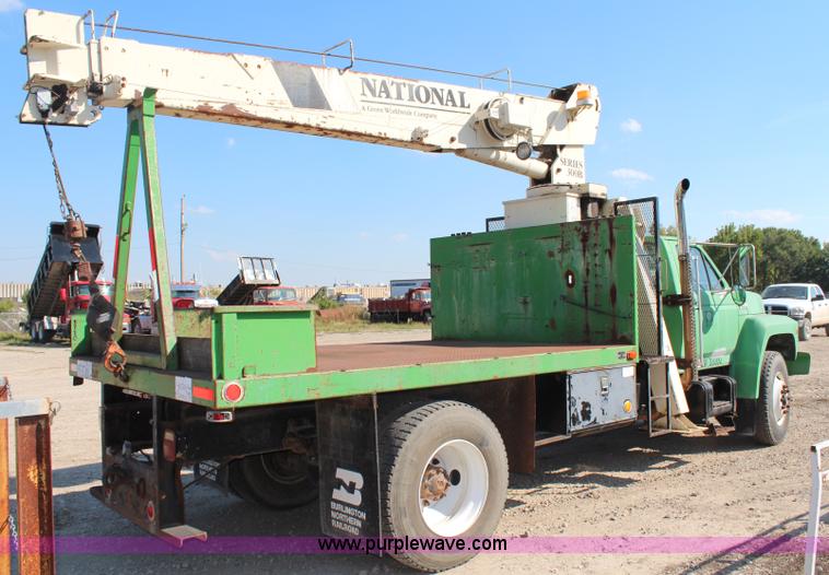 image for item H6762 1993 Ford F800 crane truck