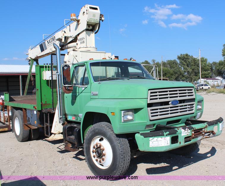 image for item H6762 1993 Ford F800 crane truck