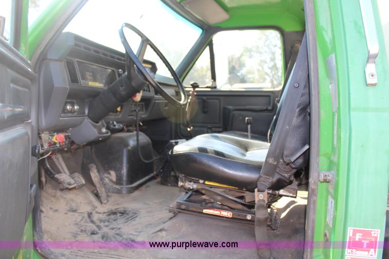 image for item H6762 1993 Ford F800 crane truck