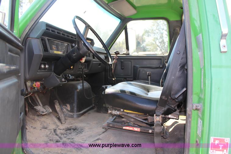 image for item H6762 1993 Ford F800 crane truck