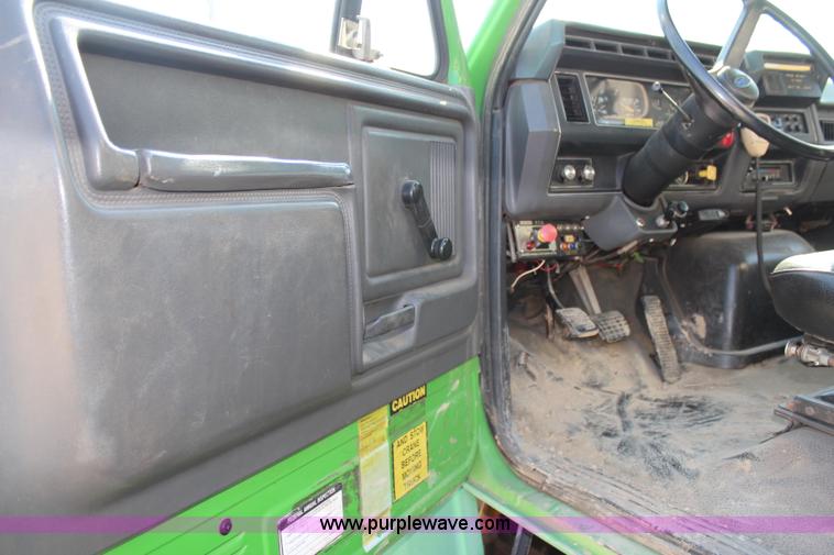 image for item H6762 1993 Ford F800 crane truck