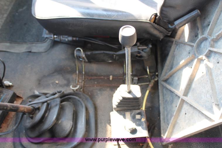 image for item H6762 1993 Ford F800 crane truck