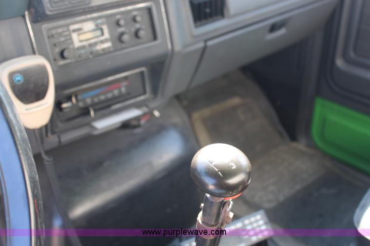 image for item H6762 1993 Ford F800 crane truck