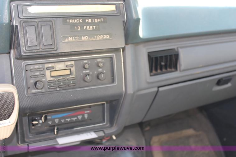 image for item H6762 1993 Ford F800 crane truck