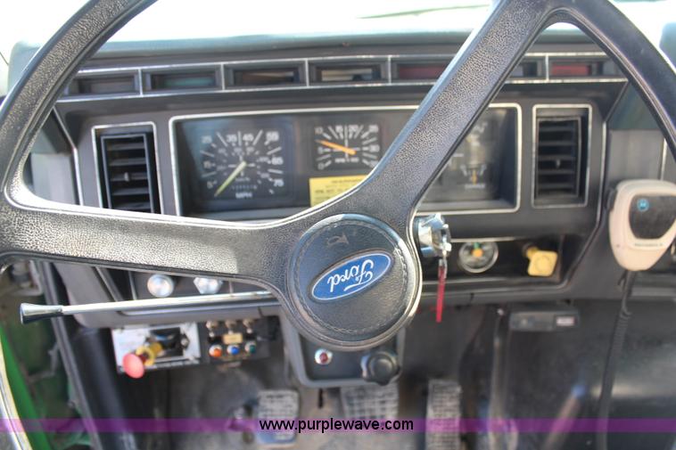 image for item H6762 1993 Ford F800 crane truck
