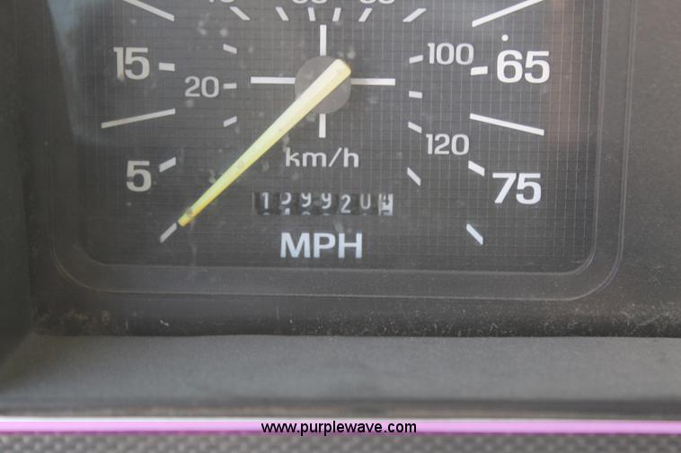 image for item H6762 1993 Ford F800 crane truck