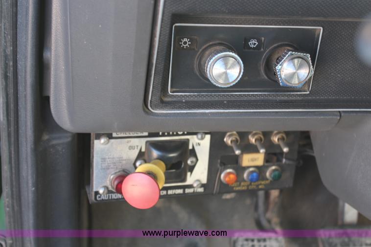 image for item H6762 1993 Ford F800 crane truck