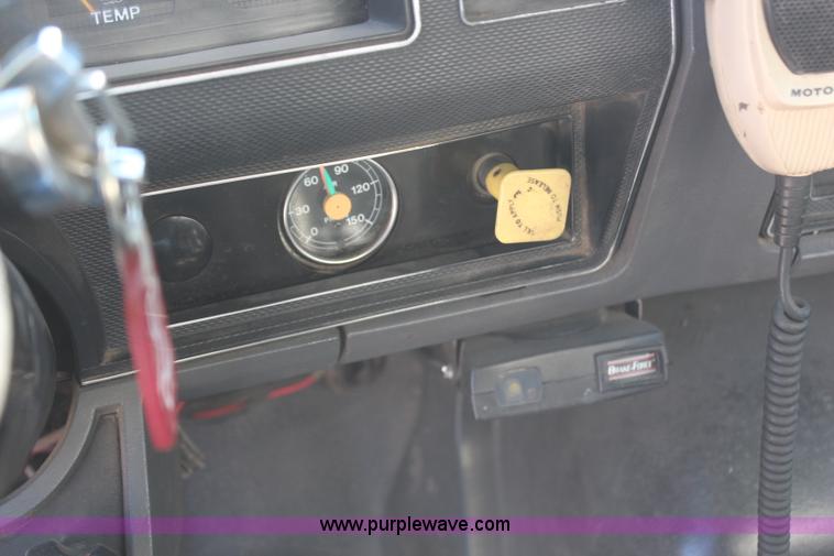 image for item H6762 1993 Ford F800 crane truck