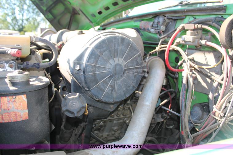 image for item H6762 1993 Ford F800 crane truck