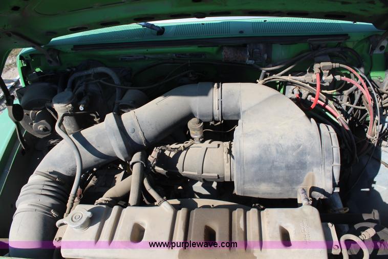 image for item H6762 1993 Ford F800 crane truck