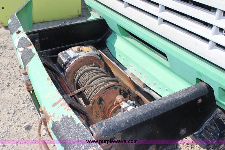 image for item H6762 1993 Ford F800 crane truck