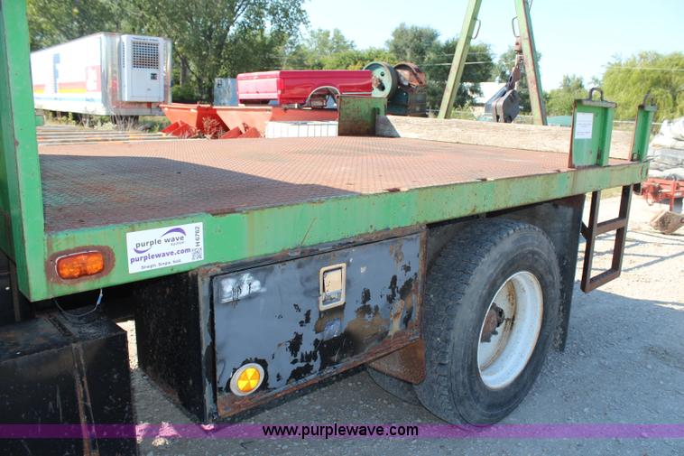 image for item H6762 1993 Ford F800 crane truck