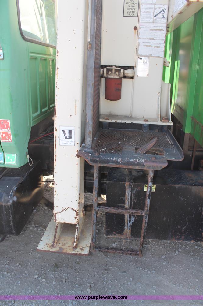 image for item H6762 1993 Ford F800 crane truck