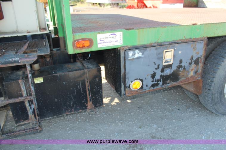 image for item H6762 1993 Ford F800 crane truck