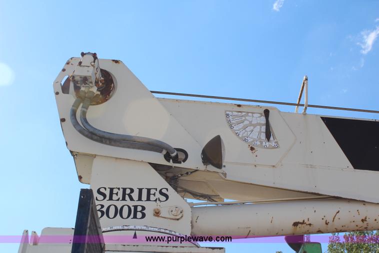 image for item H6762 1993 Ford F800 crane truck