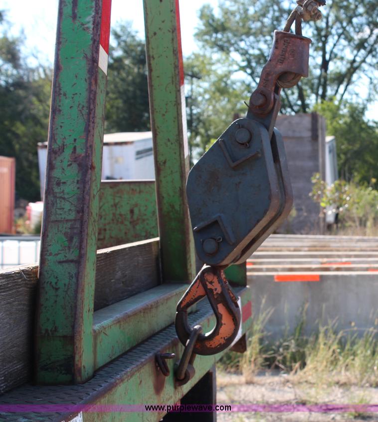 image for item H6762 1993 Ford F800 crane truck