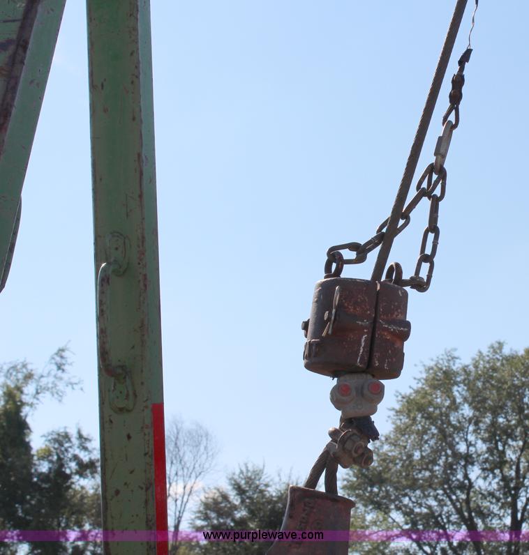 image for item H6762 1993 Ford F800 crane truck