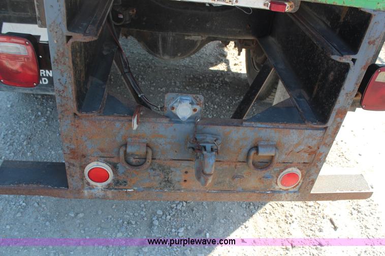 image for item H6762 1993 Ford F800 crane truck