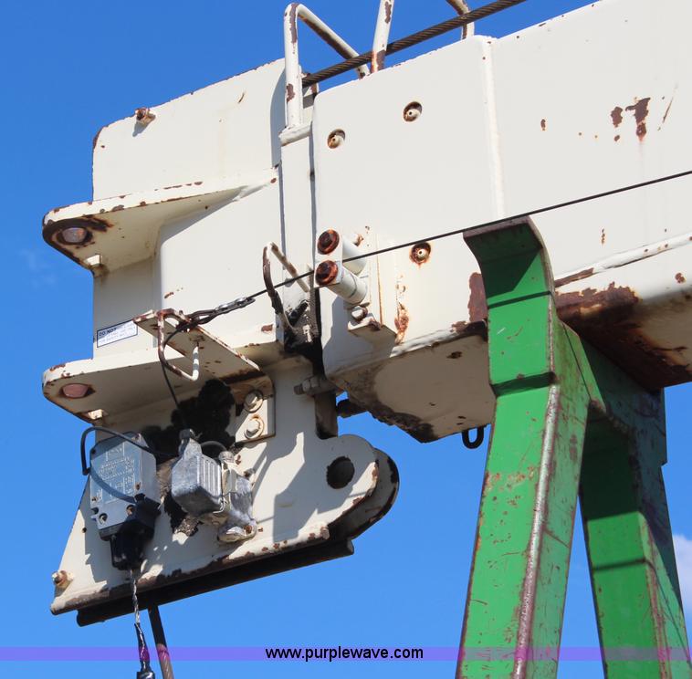 image for item H6762 1993 Ford F800 crane truck