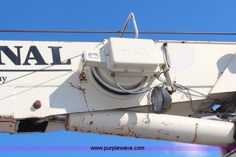 image for item H6762 1993 Ford F800 crane truck