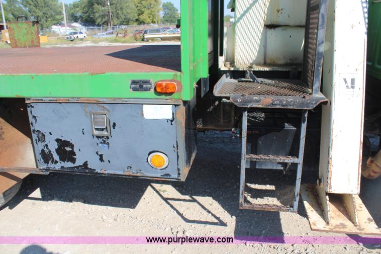 image for item H6762 1993 Ford F800 crane truck