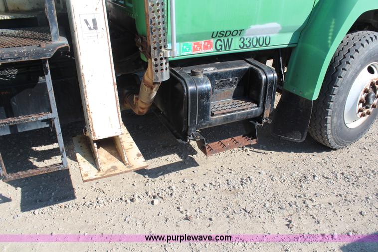 image for item H6762 1993 Ford F800 crane truck