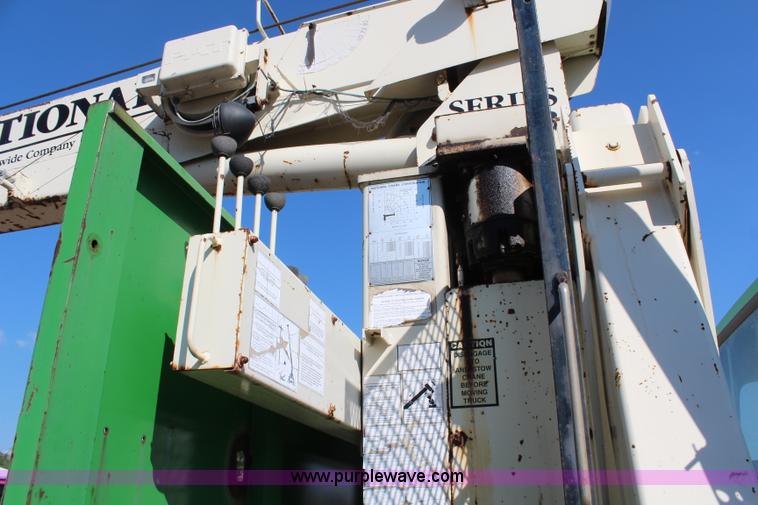 image for item H6762 1993 Ford F800 crane truck