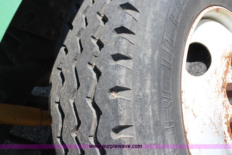 image for item H6762 1993 Ford F800 crane truck