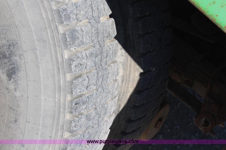 image for item H6762 1993 Ford F800 crane truck