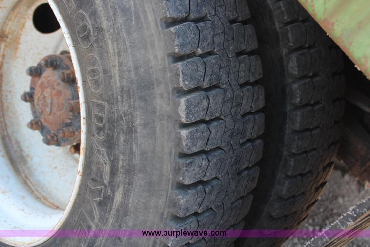 image for item H6762 1993 Ford F800 crane truck