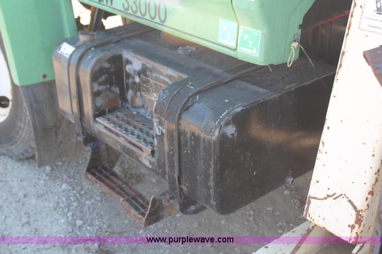 image for item H6762 1993 Ford F800 crane truck