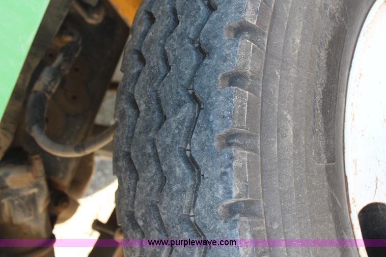 image for item H6762 1993 Ford F800 crane truck