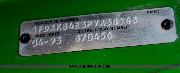 image for item H6762 1993 Ford F800 crane truck