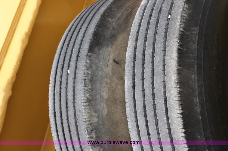 image for item H6852 1975 Fruehauf C25L-J2 lowboy trailer