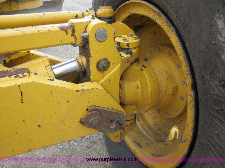 image for item H9851 2002 John Deere 770CH Series II motor grader