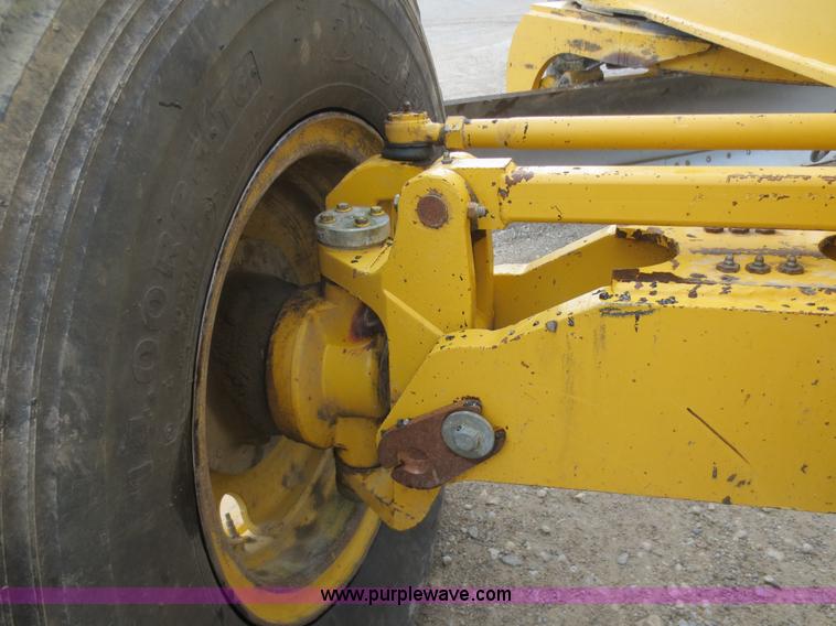 image for item H9851 2002 John Deere 770CH Series II motor grader