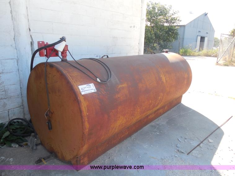 image for item I1414 1,000 gallon steel fuel tank