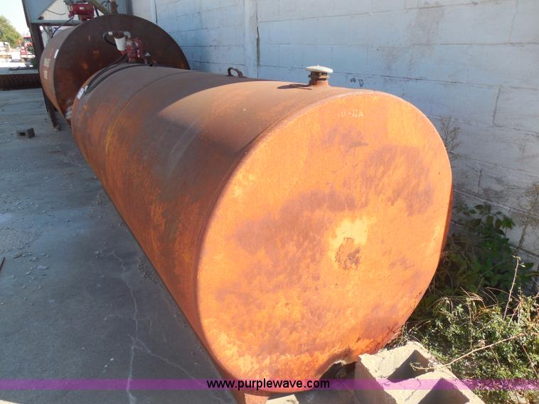 image for item I1414 1,000 gallon steel fuel tank