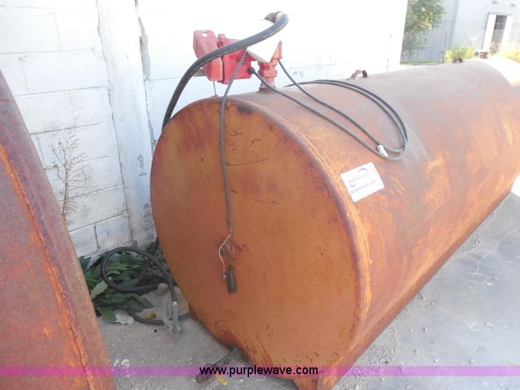 image for item I1414 1,000 gallon steel fuel tank