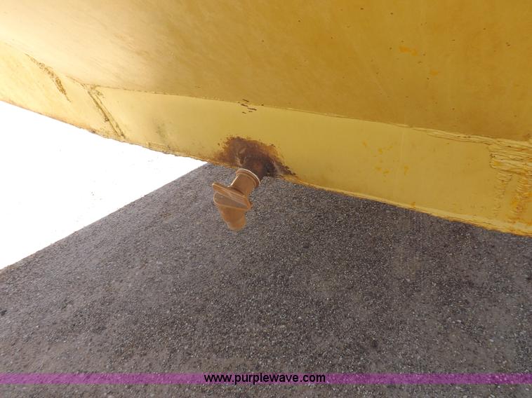 image for item I8449 Caterpillar 631 water wagon