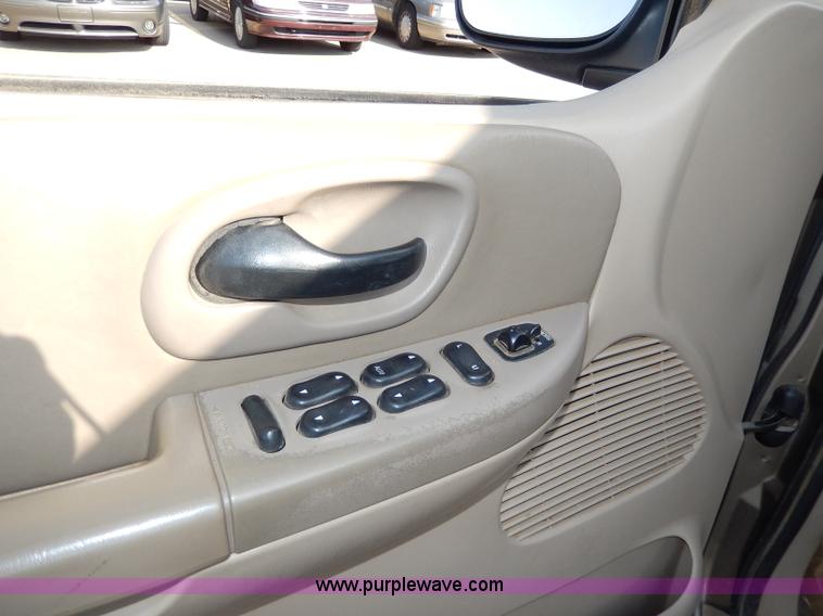 image for item H9588 2001 Ford F150 King Ranch SuperCrew pickup truck