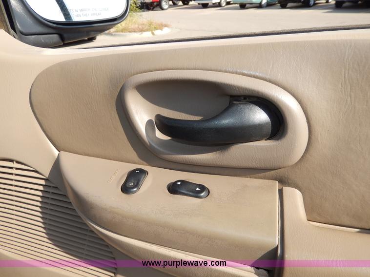 image for item H9588 2001 Ford F150 King Ranch SuperCrew pickup truck